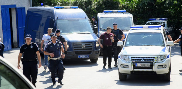 Хрватски хулигани ухапшени са секирама, дрогом и штанглама (ФОТО)